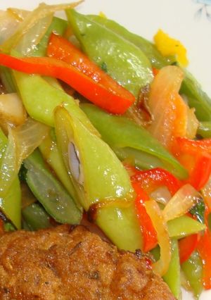 Una foto de POROTOS VERDES CON PIMIENTOS MORRONES ROJOS. JON STYLE