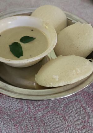 रवा इडली विथ चटनी (Rava Idli with Chutney Recipe in Hindi) रेसिपी मुख्य फोटो