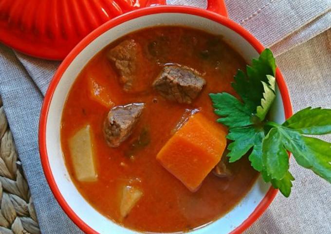 κύρια φωτογραφία συνταγής Σούπα βοδινού με καρότο, πατάτες και σέλινο