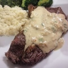 A picture of Onion and blue cheese sauce.
