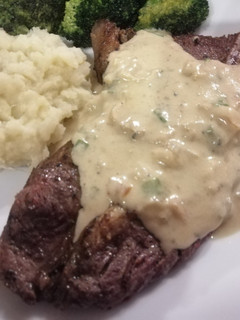 A picture of Onion and blue cheese sauce.