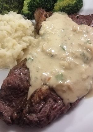 A picture of Onion and blue cheese sauce.