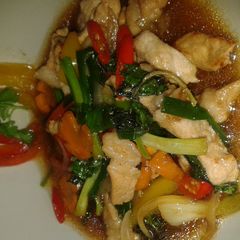 A picture of Mhu pad prik waan or pork stir fry in sweet peppers and thai chillies.