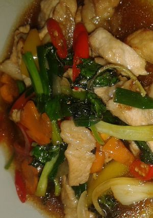 A picture of Mhu pad prik waan or pork stir fry in sweet peppers and thai chillies.