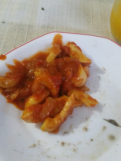 Una foto de Calamares con tomate