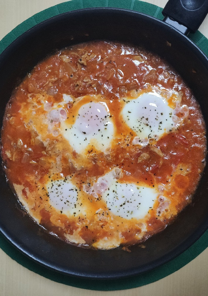 Una foto de Huevos en salsa de tomate