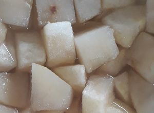 Hình của món Lê hấp đường phèn.