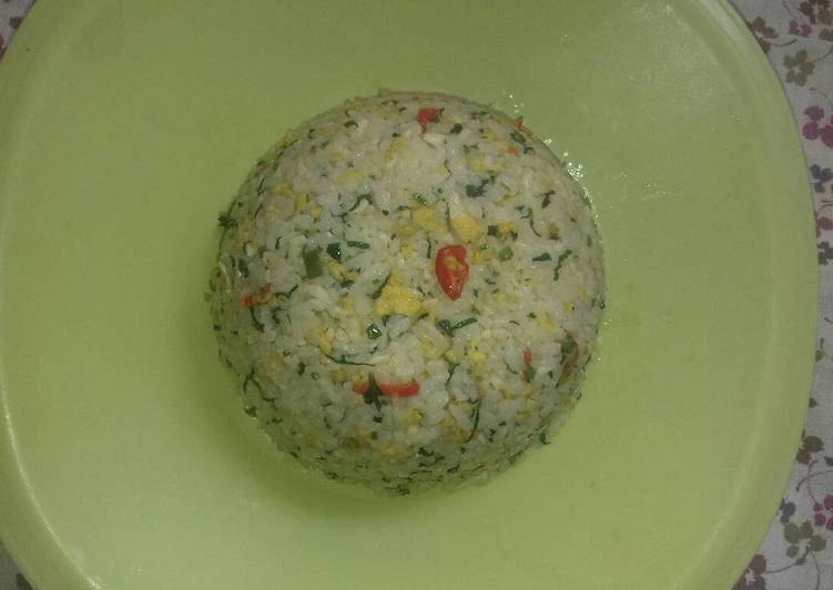 Langkah Mudah untuk Membuat Nasi goreng hijau(menyiasati anak yg tdk suka sayur) yang Lezat