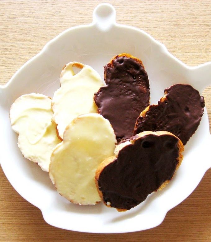 A picture of Decorated Chocolate Rusks.