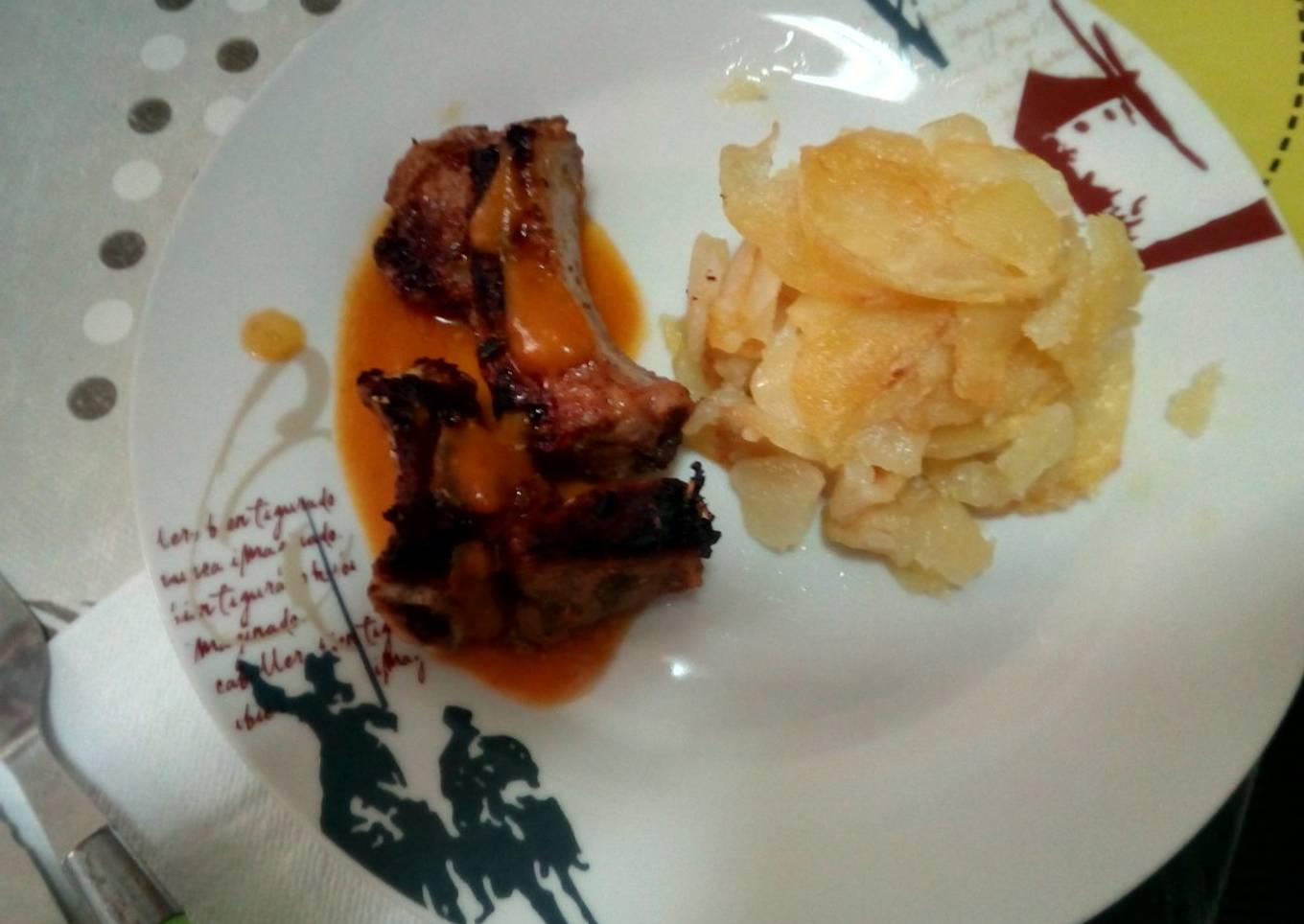 Costillas adobadas con salsa de verduras y guarnición de patatas