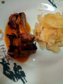 Foto principal de Costillas adobadas con salsa de verduras y guarnición de patatas