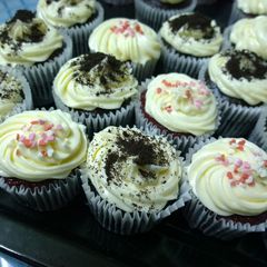 A picture of Mira's Easy Cream Cheese Frosting.
