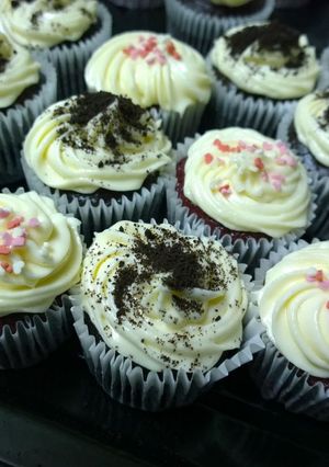 A picture of Mira's Easy Cream Cheese Frosting.