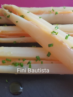 Una foto de Espárragos con salmón