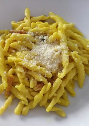 A picture of Strozzapreti with speck and saffron.