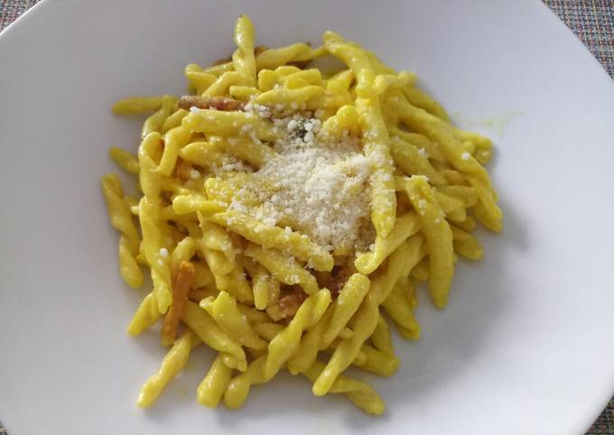 Strozzapreti with speck and saffron