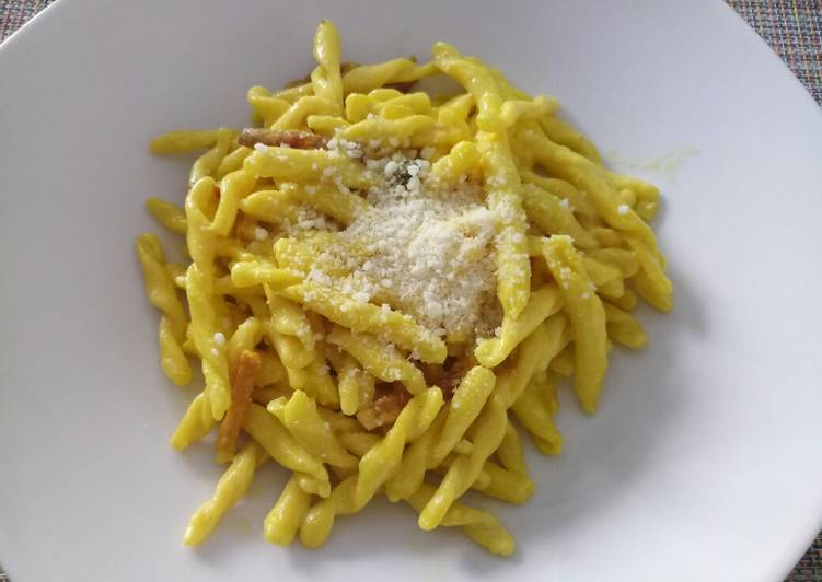 Recipe of Homemade Strozzapreti with speck and saffron