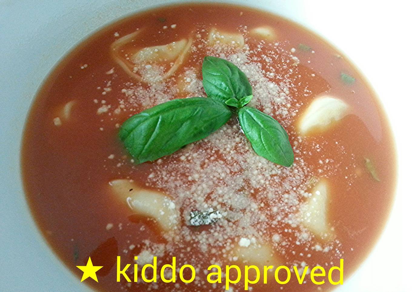 Light tomato soup with 5 cheeses and herb tortellini (suitable for children)