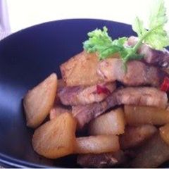 Sweet and Spicy Braised Pork Belly with Daikon Radish A picture of Sweet and Spicy Braised Pork Belly with Daikon Radish.