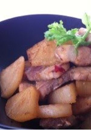 A picture of Sweet and Spicy Braised Pork Belly with Daikon Radish.
