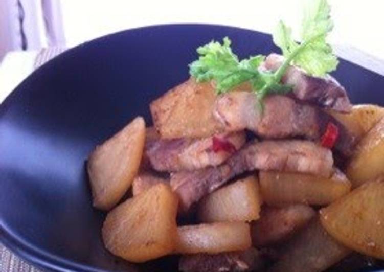 Step-by-Step Guide to Cook Speedy Sweet and Spicy Braised Pork Belly with Daikon Radish