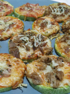 Una foto de Paninis de calabacín 🥒🧀🍅🥓