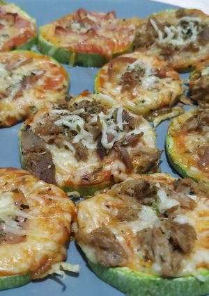 Una foto de Paninis de calabacín 🥒🧀🍅🥓