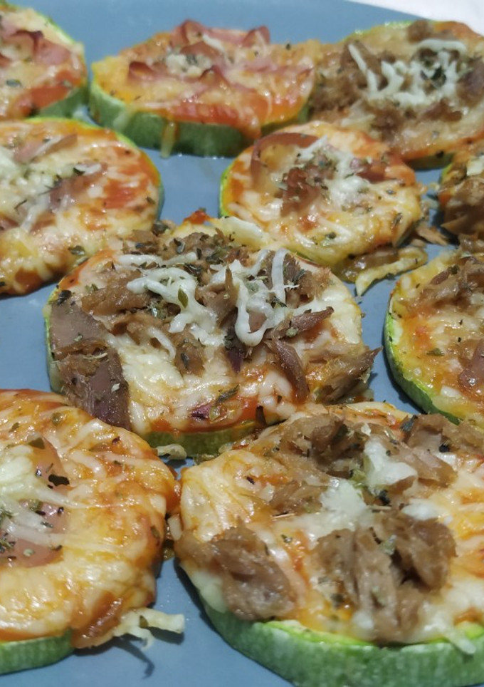 Una foto de Paninis de calabacín 🥒🧀🍅🥓