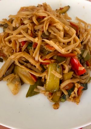 Una foto de Fideos Pad Thai con verduras