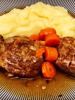 Una foto de Carrilleras estofadas a baja temperatura y puré de patatas casero
