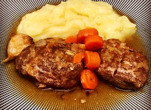 Foto principal de Carrilleras estofadas a baja temperatura y puré de patatas casero
