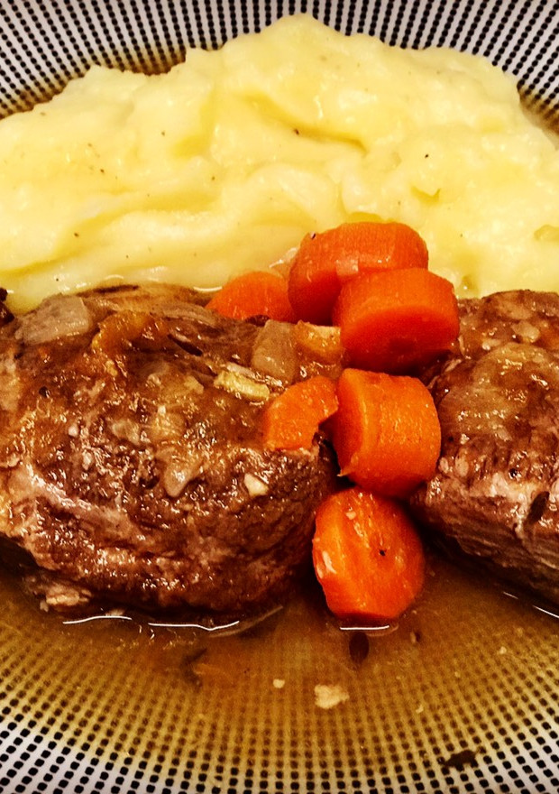 Una foto de Carrilleras estofadas a baja temperatura y puré de patatas casero