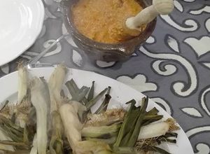Una foto de Calçots con salsa de calçots
