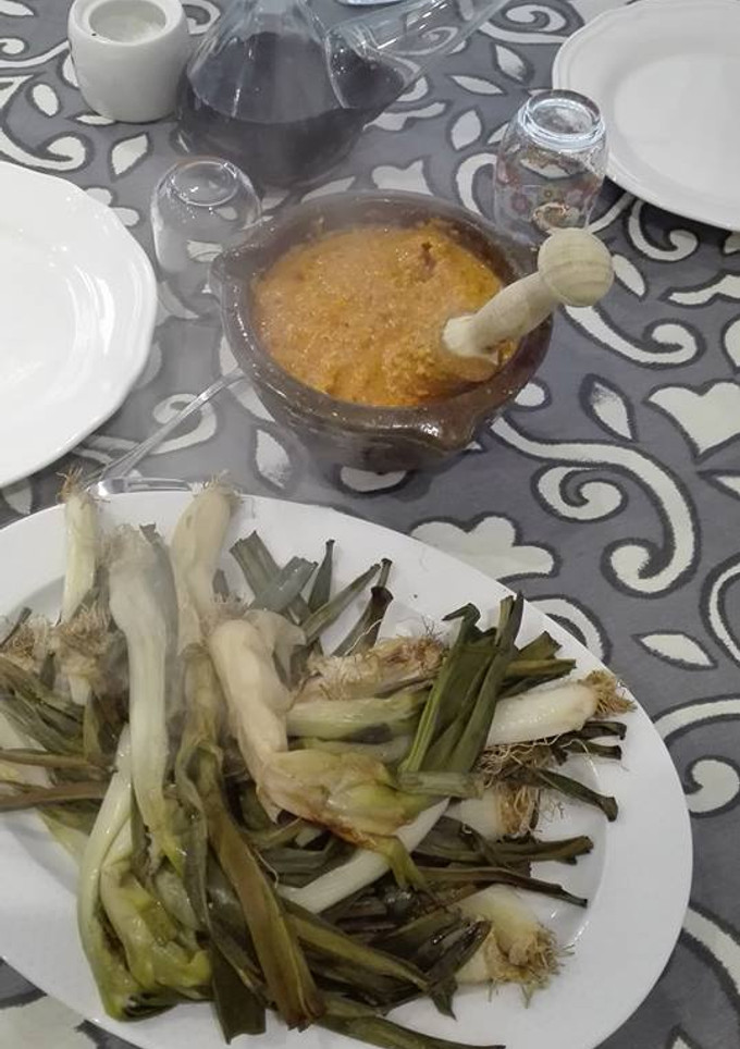 Una foto de Calçots con salsa de calçots