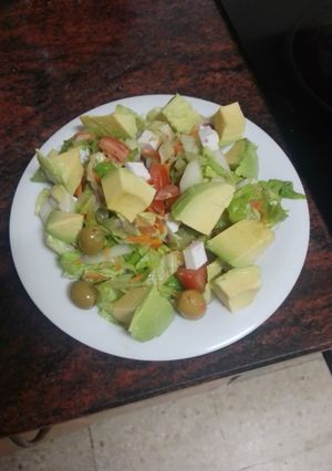 Una foto de Ensalada con aguacate y queso fresco
