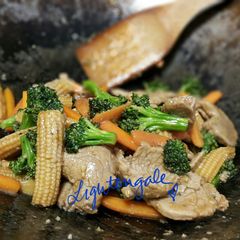 A picture of Honey Ginger Sriracha Pork Stir-fry.