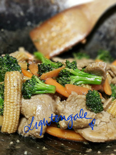 A picture of Honey Ginger Sriracha Pork Stir-fry.
