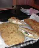 Milanesas rellenas con caprese y jamón