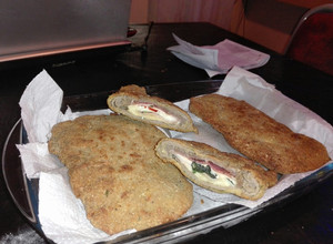 Una foto de Milanesas rellenas con caprese y jamón