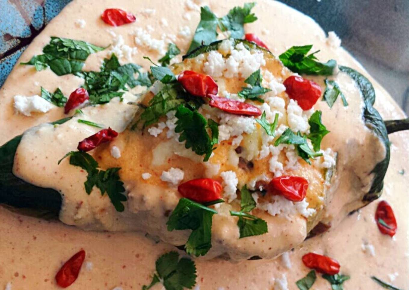 Ray's' Chiles En Nogada