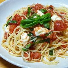 A picture of Fresh Tomato and Mozzarella Pasta.
