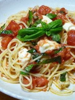 A picture of Fresh Tomato and Mozzarella Pasta.