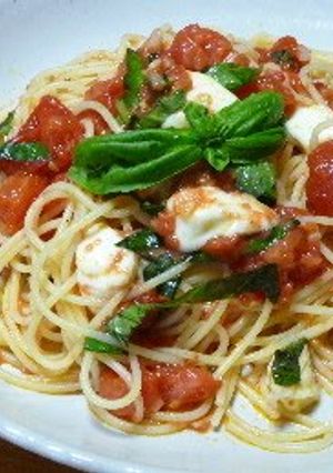 A picture of Fresh Tomato and Mozzarella Pasta.