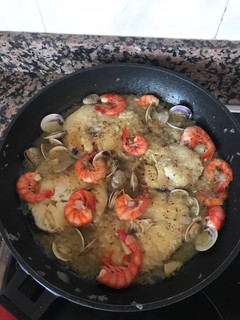 Una foto de Medallones de merluza con almejas y gambas