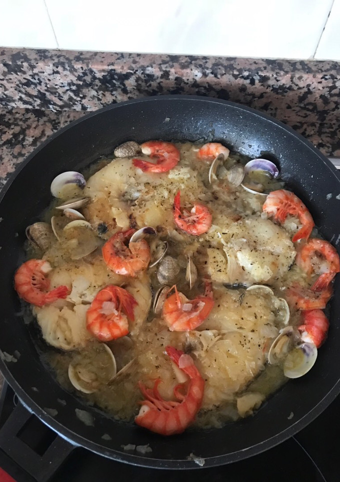 Una foto de Medallones de merluza con almejas y gambas