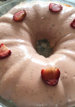 Una foto de Gelatina de fresa y leche condensada