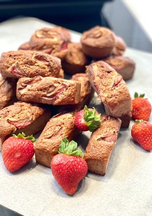 Une photo de Financier aux amandes concassées et purée de fraises