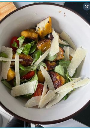 Une photo de Salade de poulet pané