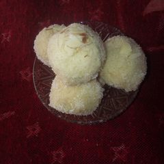 A picture of Semolina coconut ladoo.