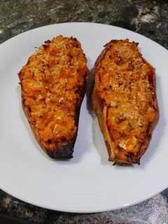 Una foto de Boniatos rellenos de quinoa y queso de cabra
